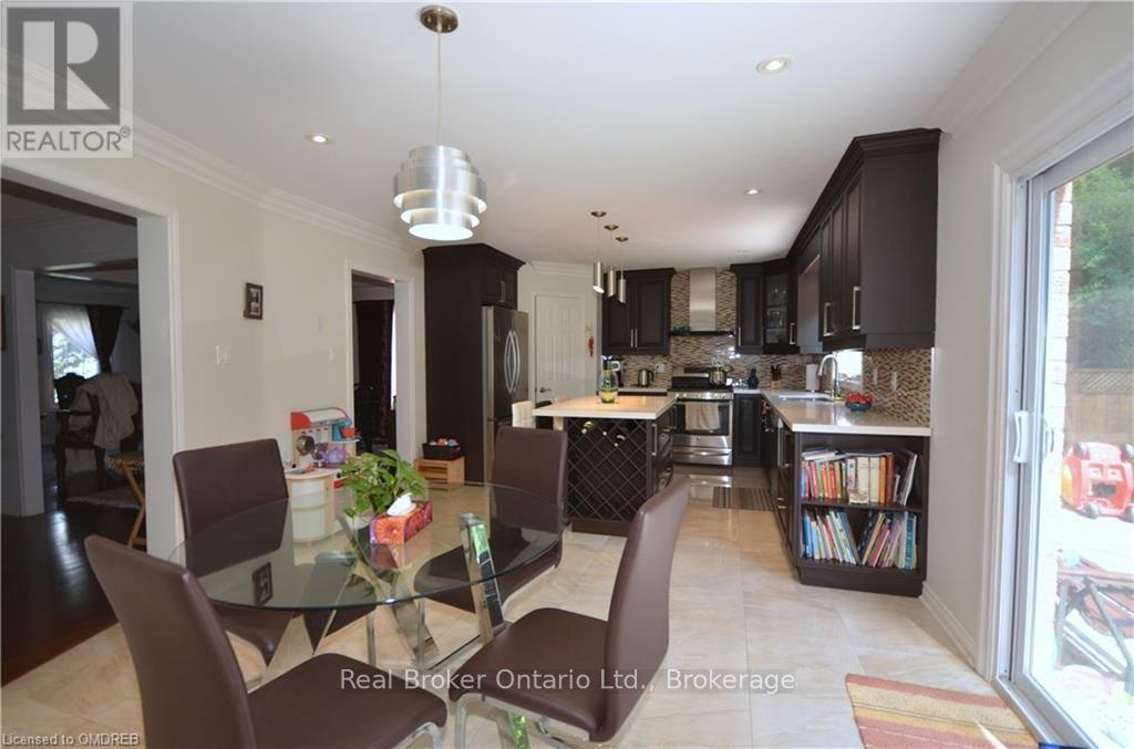 1609 Pilgrims Way, Oakville, Ontario  L6M 2H2 - Photo 4 - W13728164
