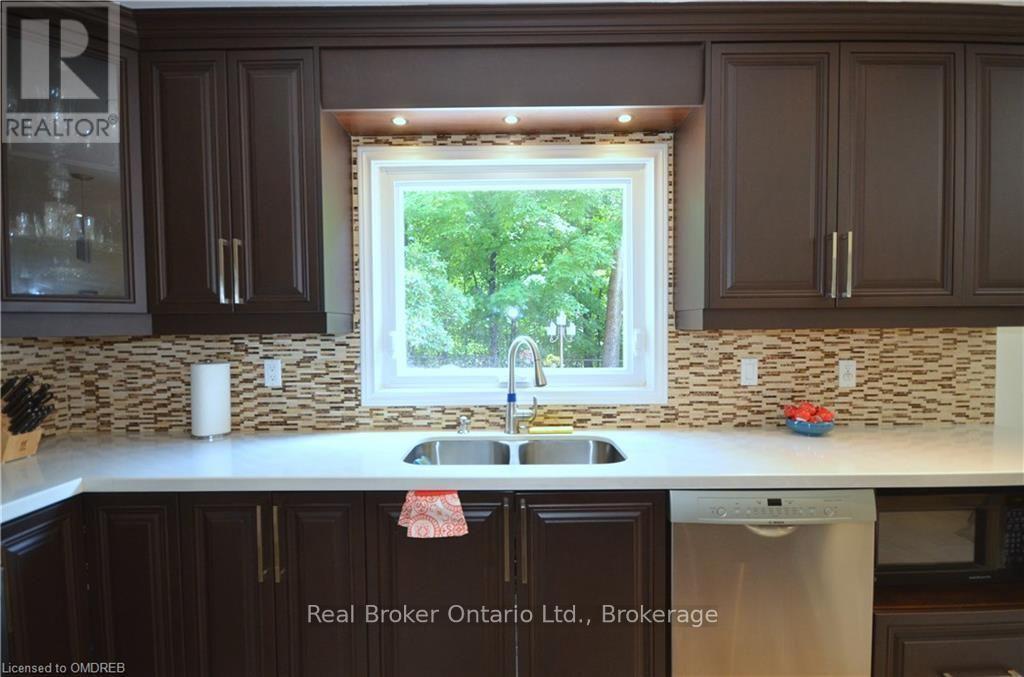 1609 Pilgrims Way, Oakville, Ontario  L6M 2H2 - Photo 8 - W13728164