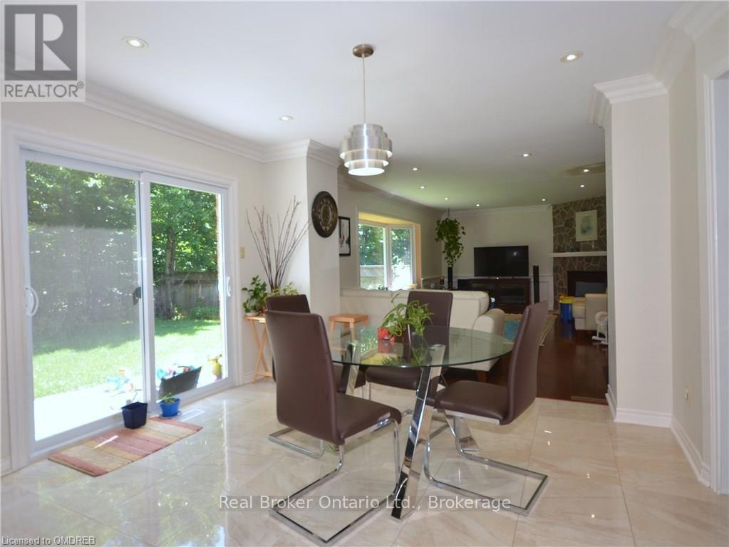 1609 Pilgrims Way, Oakville, Ontario  L6M 2H2 - Photo 9 - W13728164