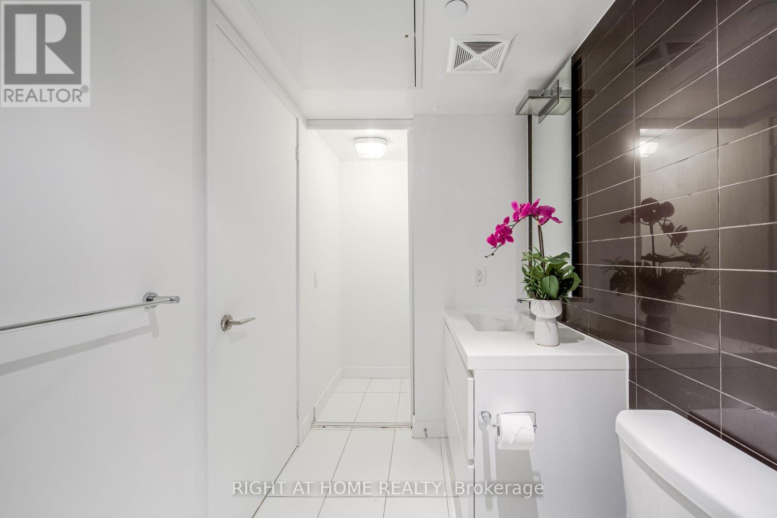 902 - 85 Queens Wharf Road, Toronto, Ontario  M5V 0J9 - Photo 17 - C13728248