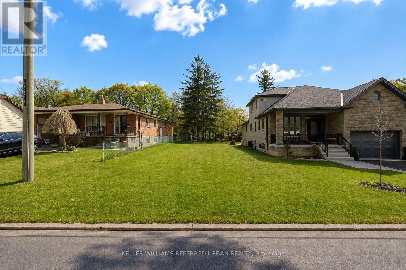 33 ANDREW AVENUE, Toronto, Ontario