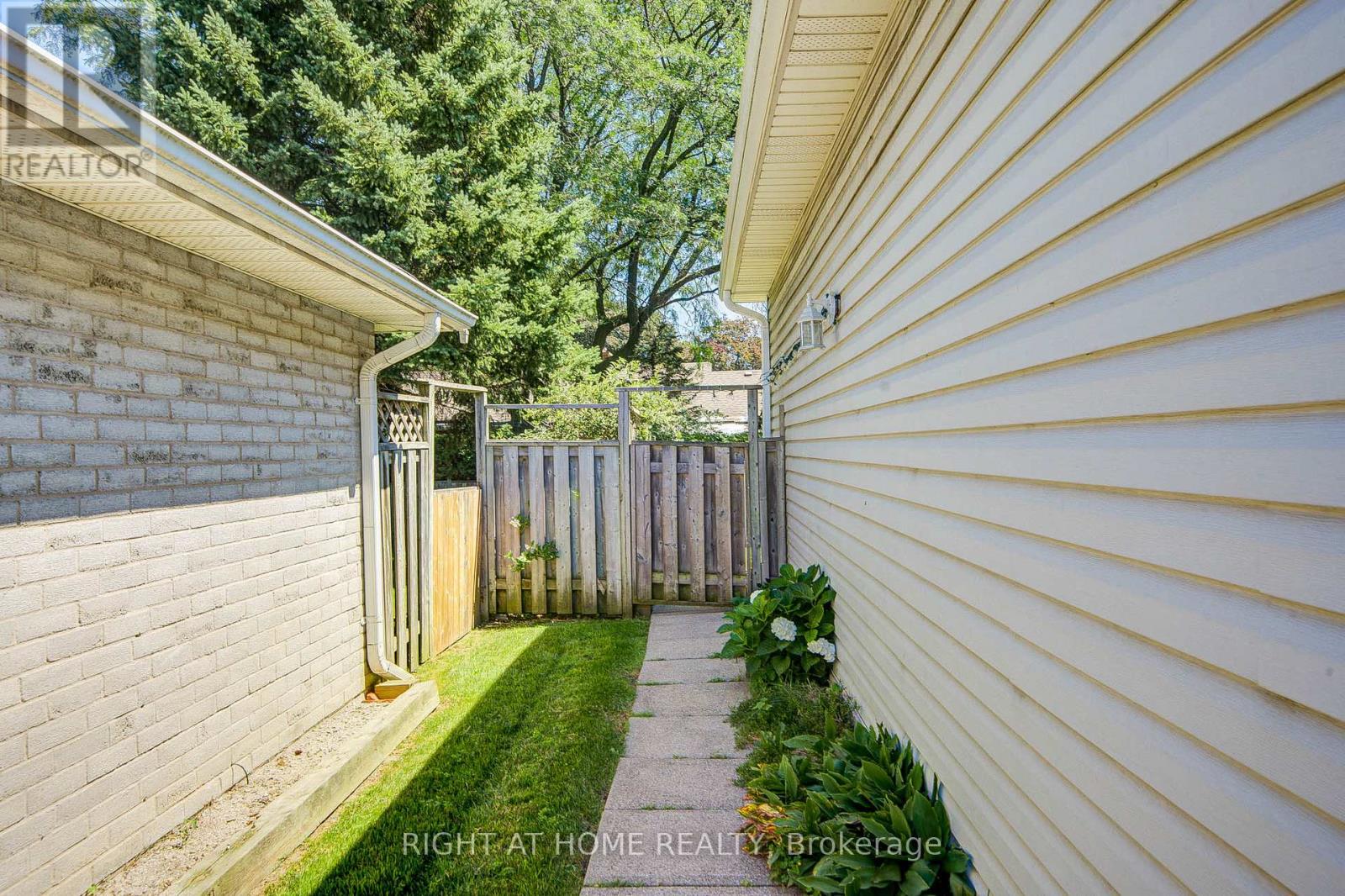 1600 Boxwood Way, Mississauga, Ontario  L5E 2Y1 - Photo 33 - W13728232