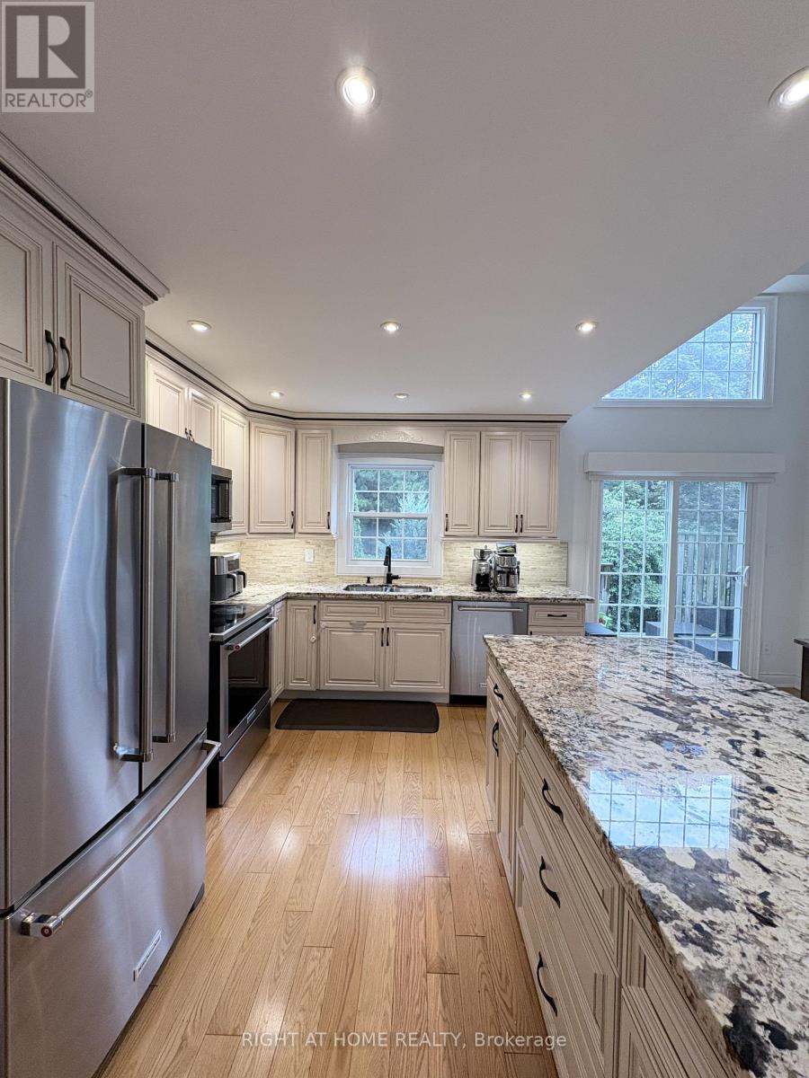 2 Stornwood Court, Brampton, Ontario  L6W 4H4 - Photo 4 - W13728246