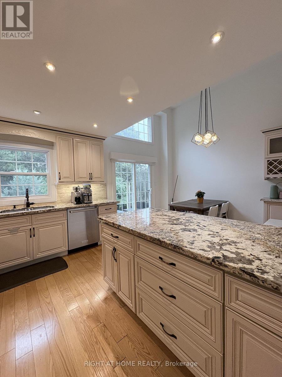 2 Stornwood Court, Brampton, Ontario  L6W 4H4 - Photo 5 - W13728246