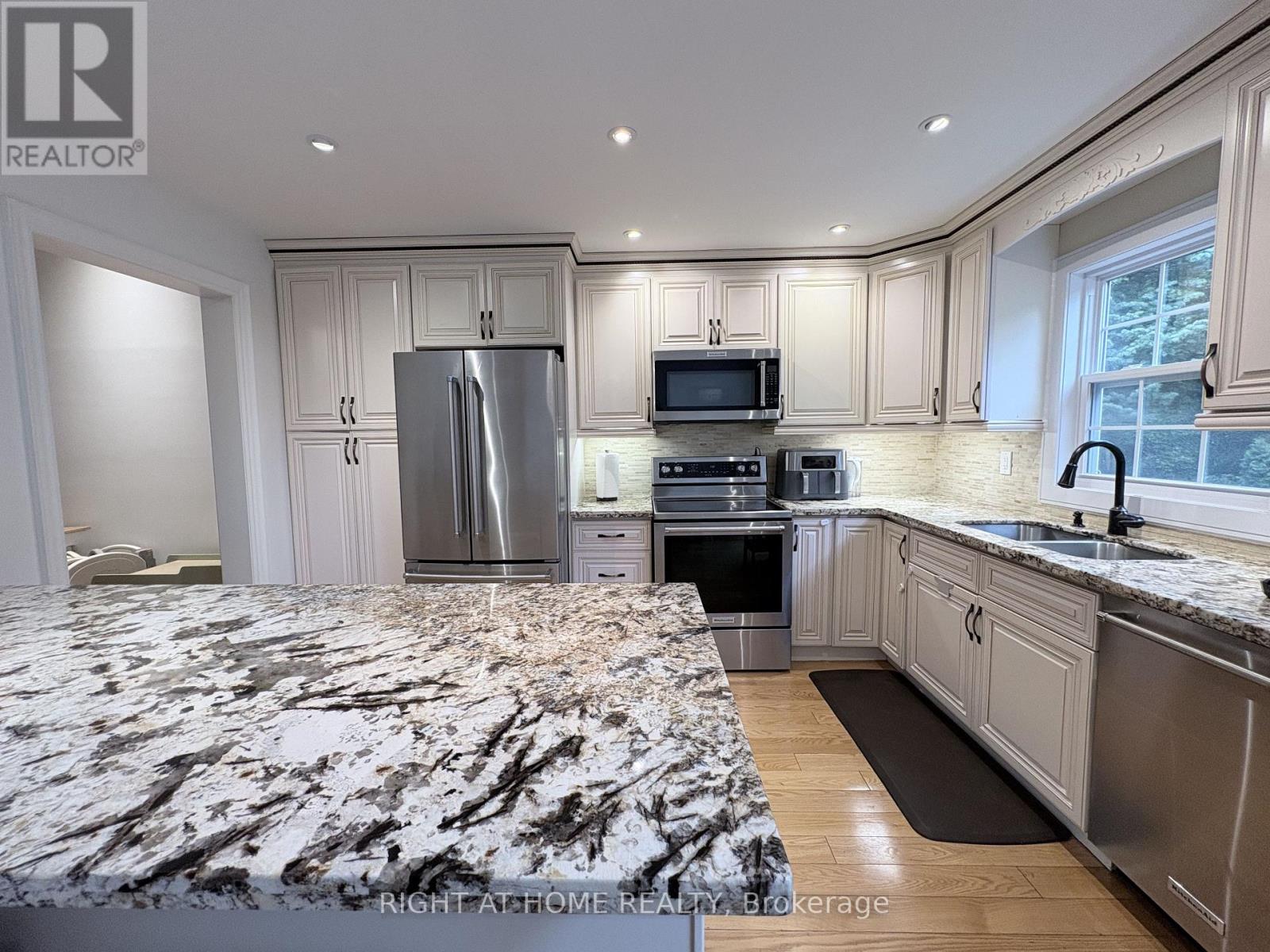 2 Stornwood Court, Brampton, Ontario  L6W 4H4 - Photo 8 - W13728246