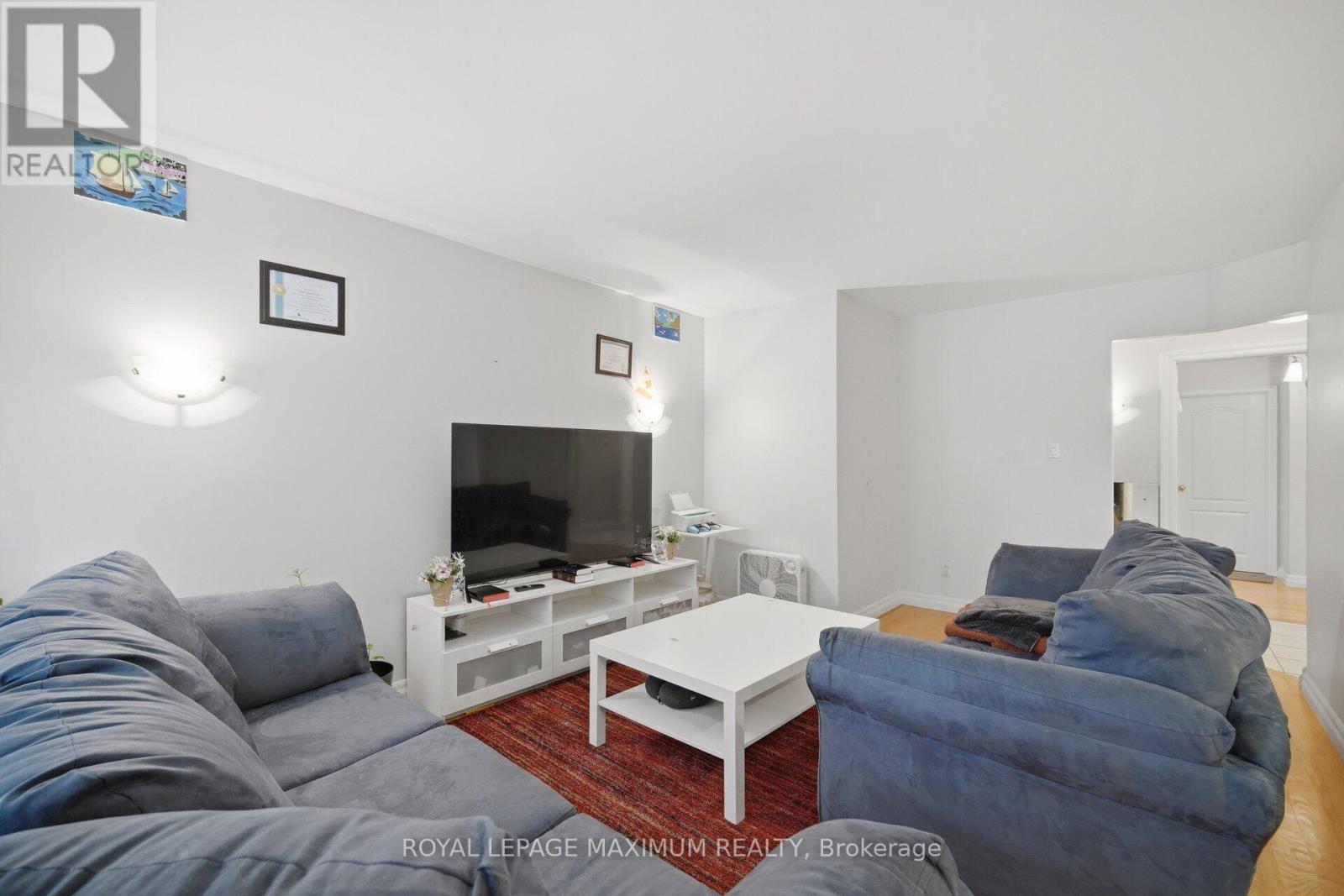 96 Wallasey Avenue, Toronto, Ontario  M9M 1E4 - Photo 4 - W13728282