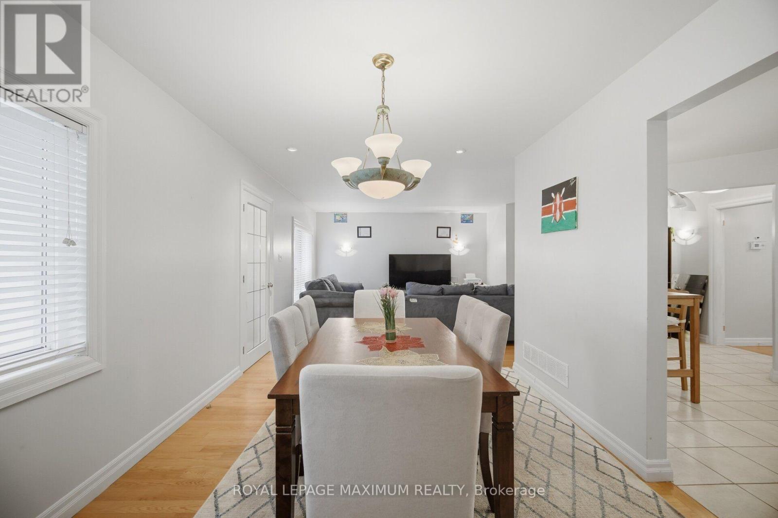 96 Wallasey Avenue, Toronto, Ontario  M9M 1E4 - Photo 6 - W13728282