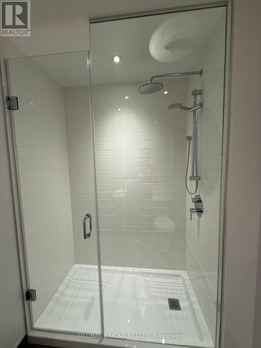 6707 - 448 Burnhamthorpe Rd W, Mississauga, Ontario  L5B 0R4 - Photo 7 - W13728498