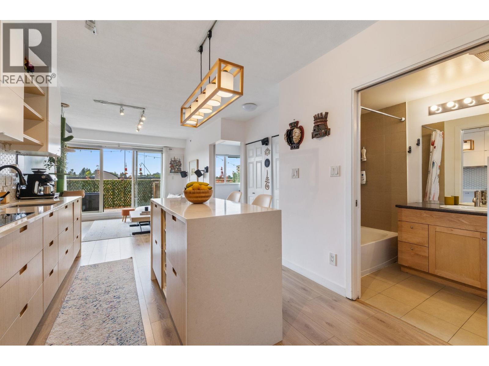 Ph10 702 E King Edward Avenue, Vancouver, British Columbia  V5V 0A9 - Photo 2 - R3160011