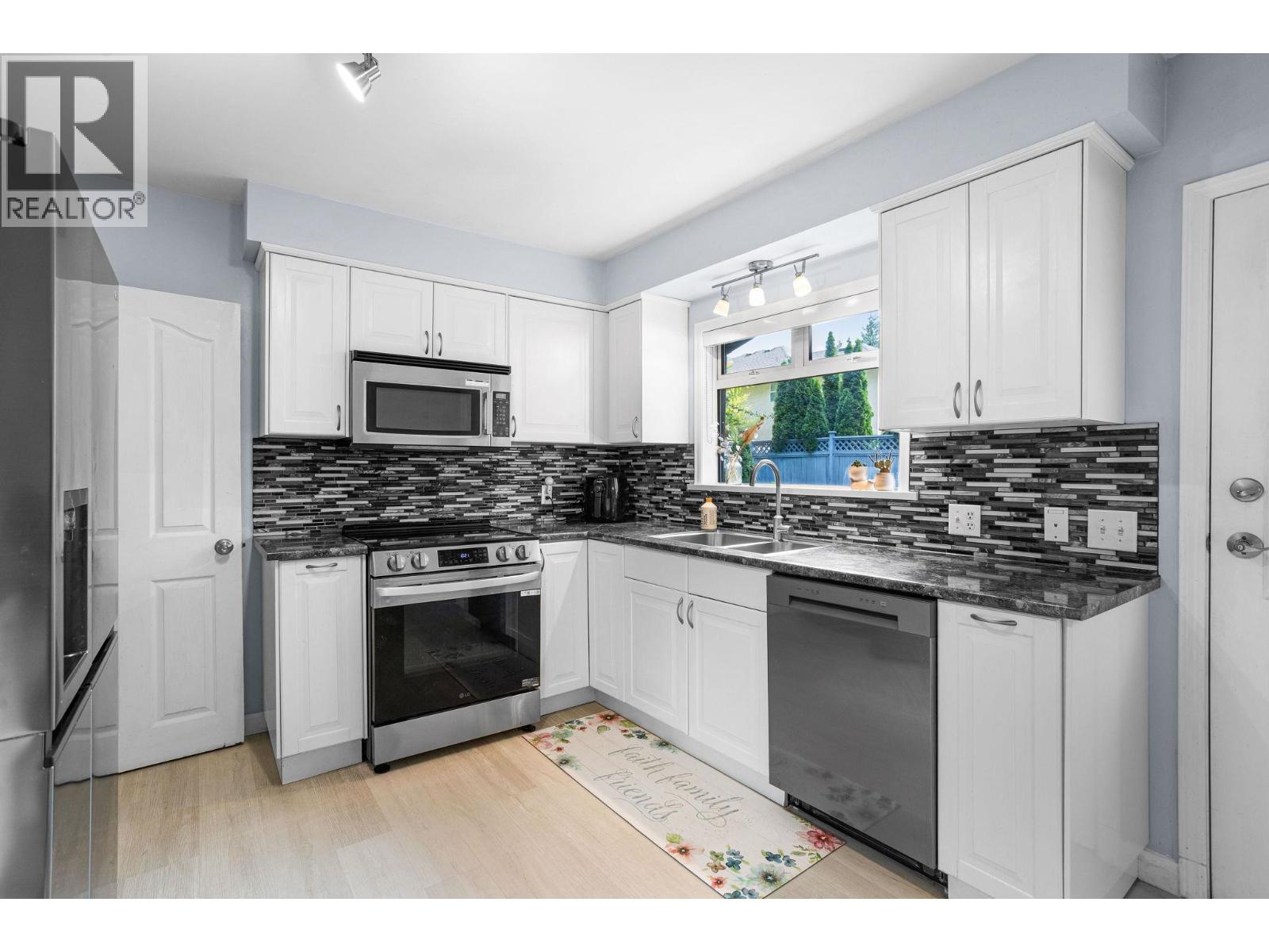 3020 Thorncliffe Drive, North Vancouver, British Columbia  V7R 2T1 - Photo 11 - R3160024