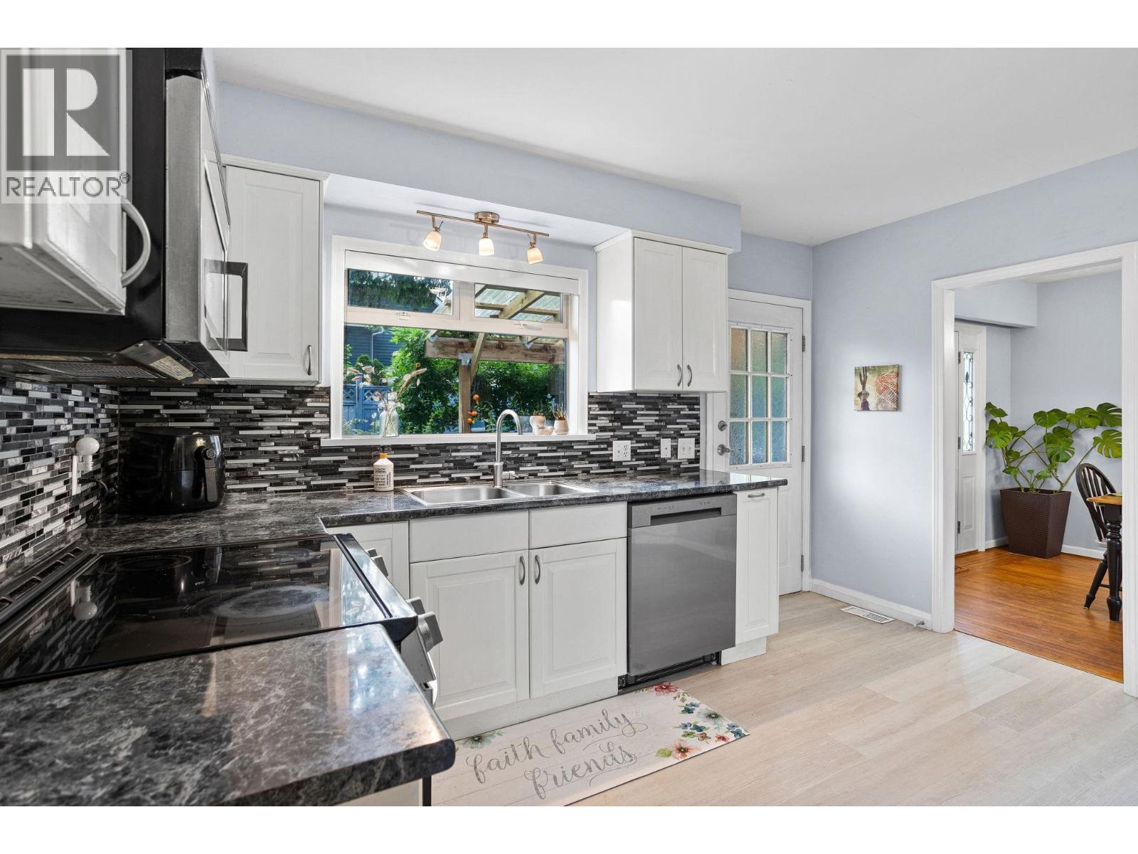3020 Thorncliffe Drive, North Vancouver, British Columbia  V7R 2T1 - Photo 12 - R3160024