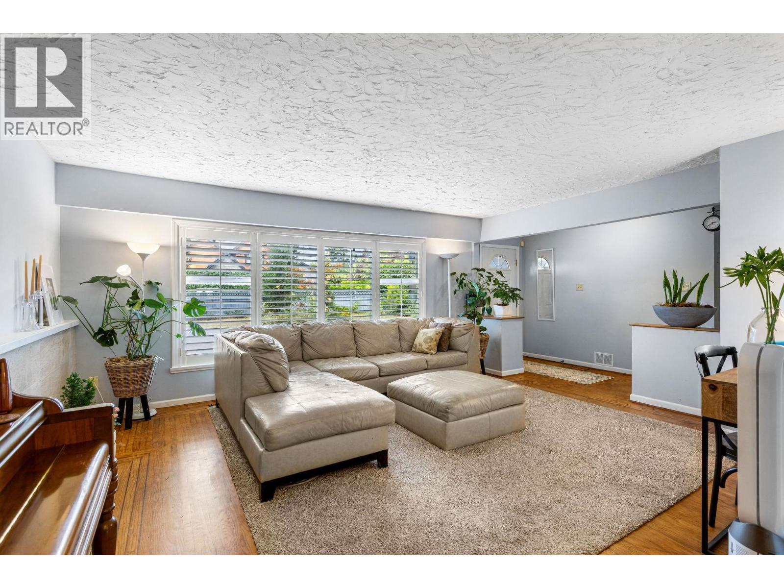 3020 Thorncliffe Drive, North Vancouver, British Columbia  V7R 2T1 - Photo 2 - R3160024
