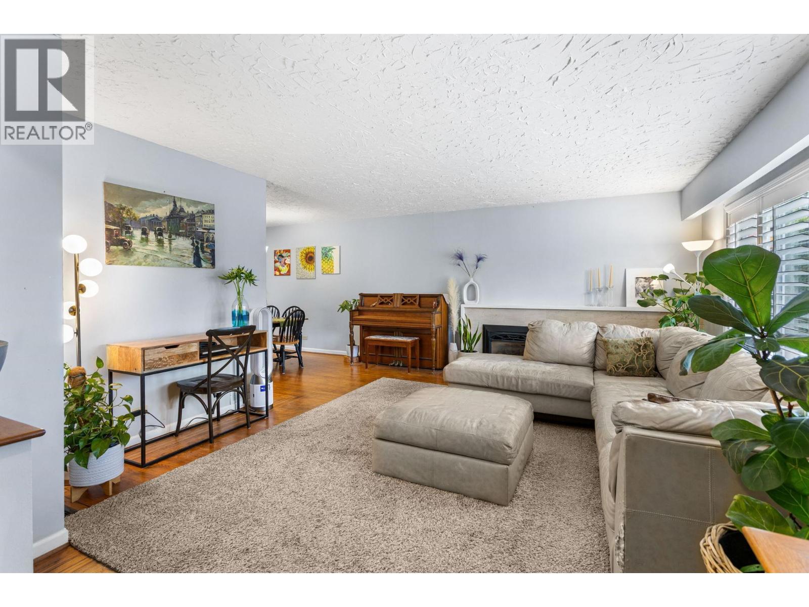 3020 Thorncliffe Drive, North Vancouver, British Columbia  V7R 2T1 - Photo 3 - R3160024