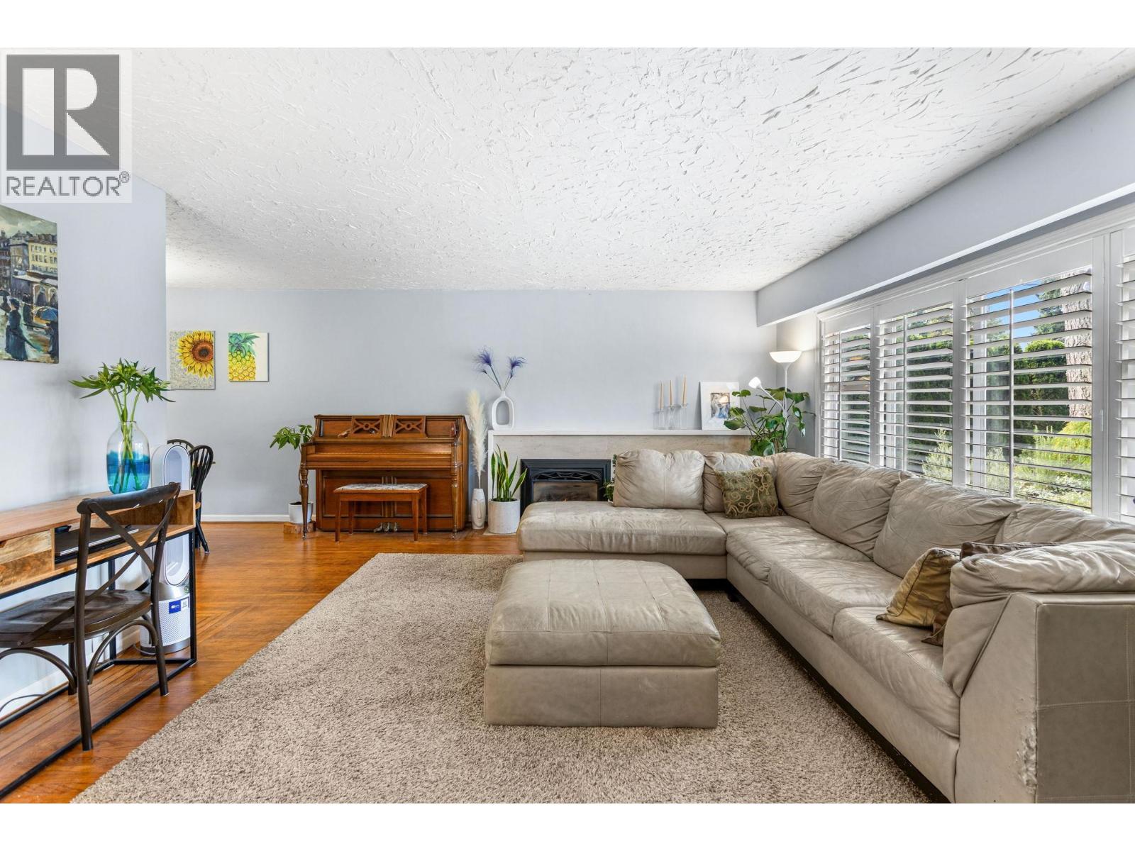 3020 Thorncliffe Drive, North Vancouver, British Columbia  V7R 2T1 - Photo 4 - R3160024