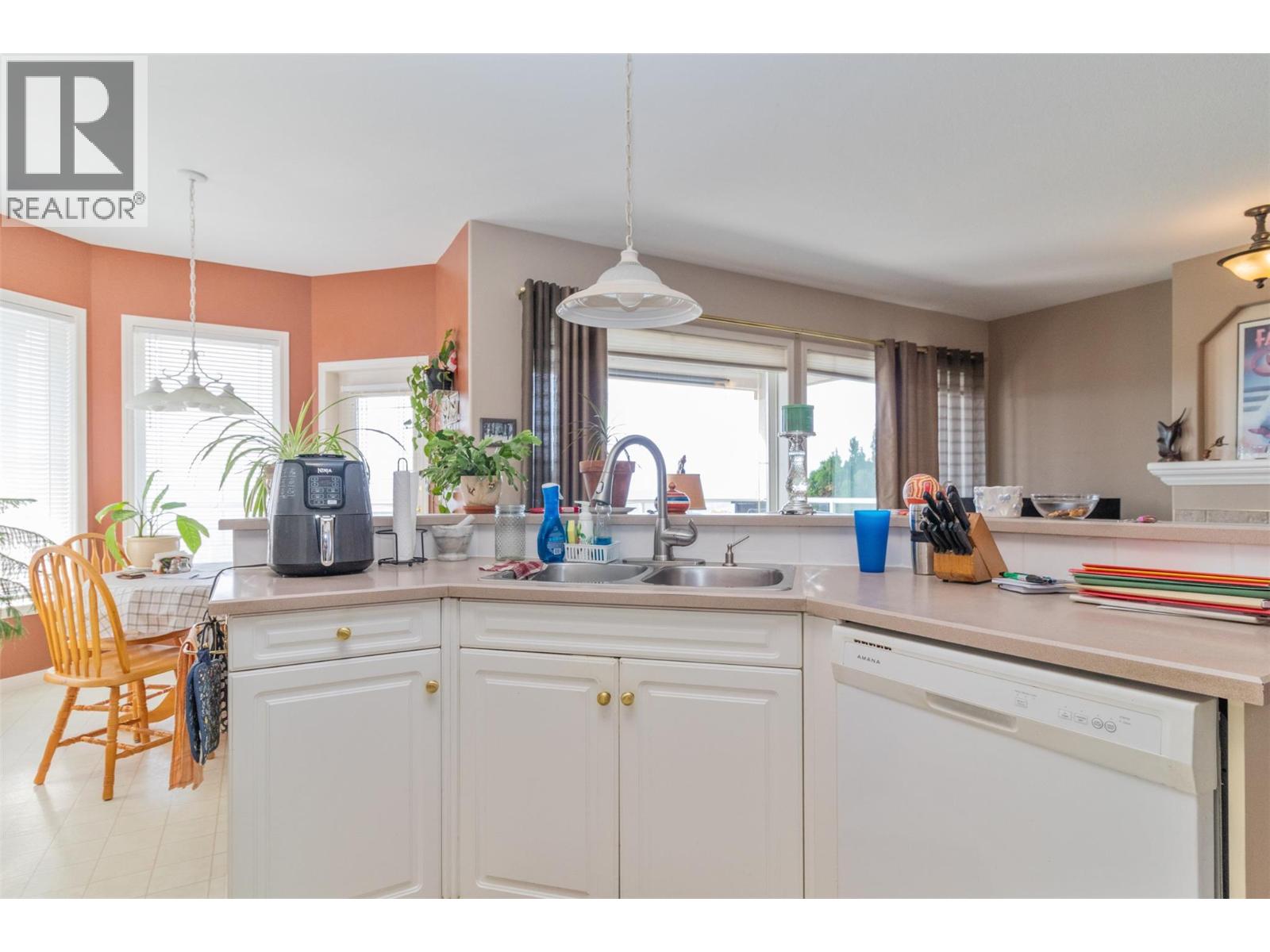 843 Lone Pine Drive, Kelowna, British Columbia  V1P 1A1 - Photo 6 - 10398975