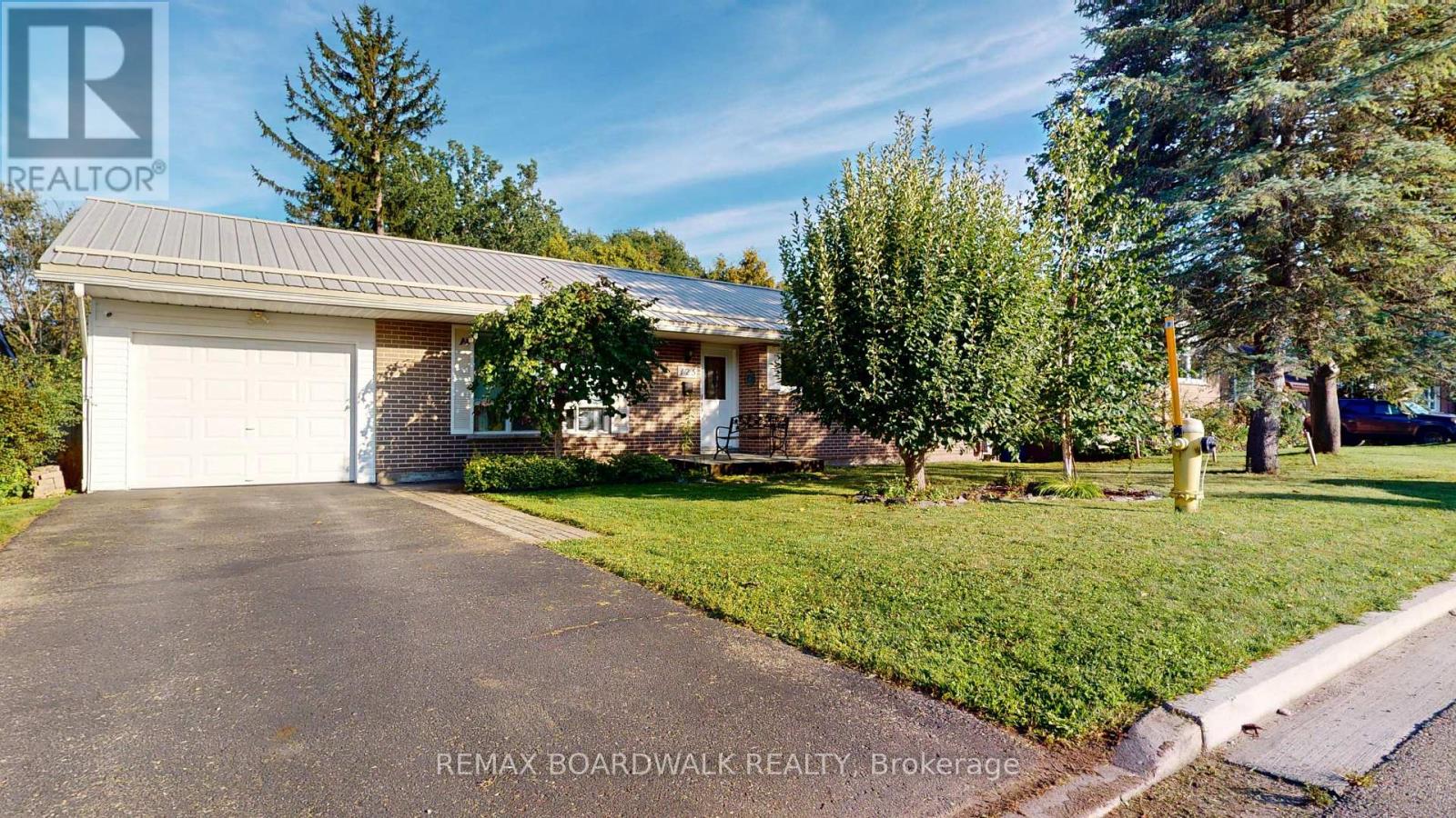 125 FRONT AVENUE W, brockville, Ontario