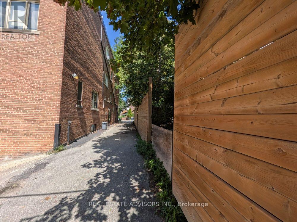 29 Thelma Avenue, Toronto, Ontario  M4V 1X8 - Photo 13 - C13728502