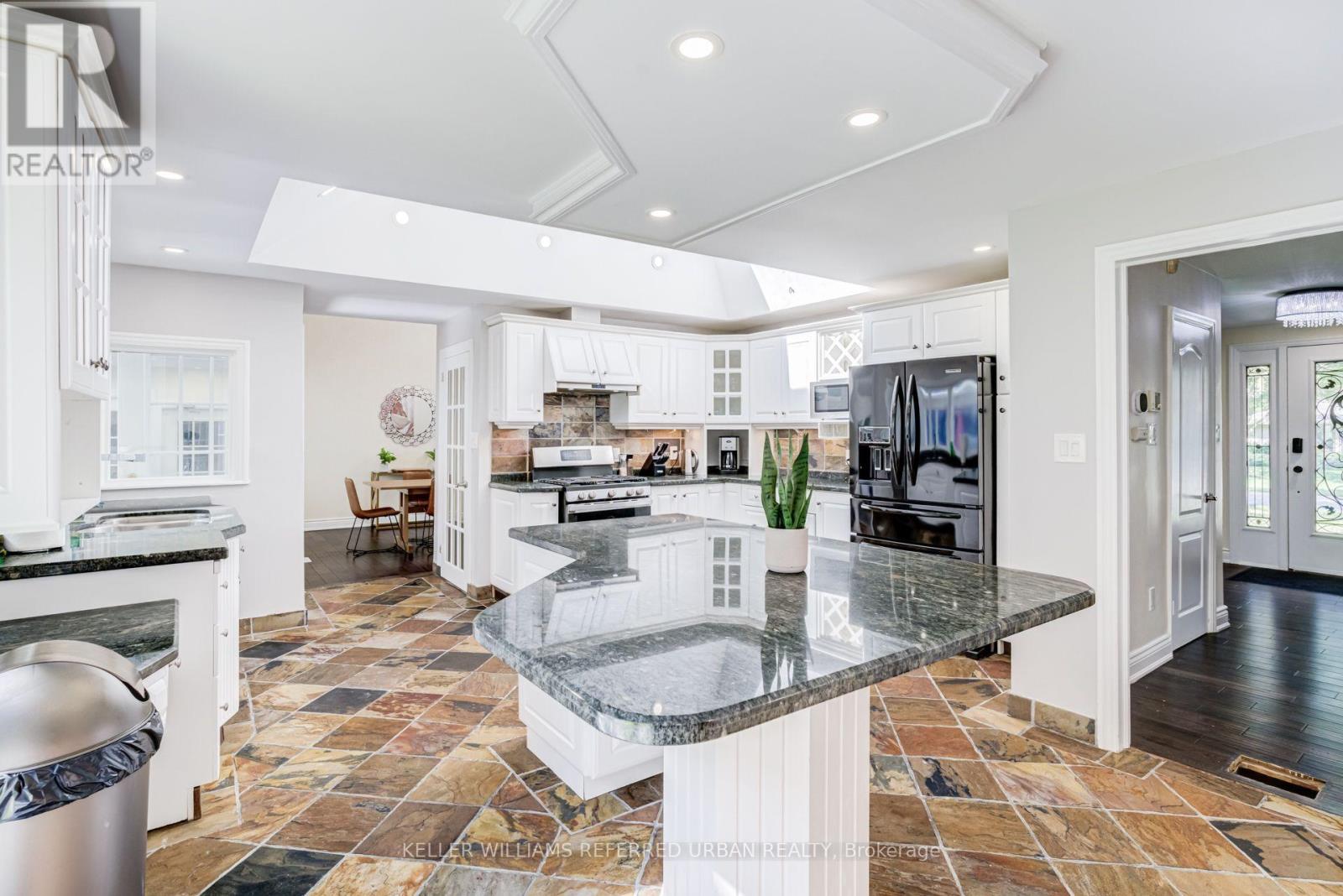 876 Parkland Avenue, Mississauga, Ontario  L5H 3H1 - Photo 9 - W13728918