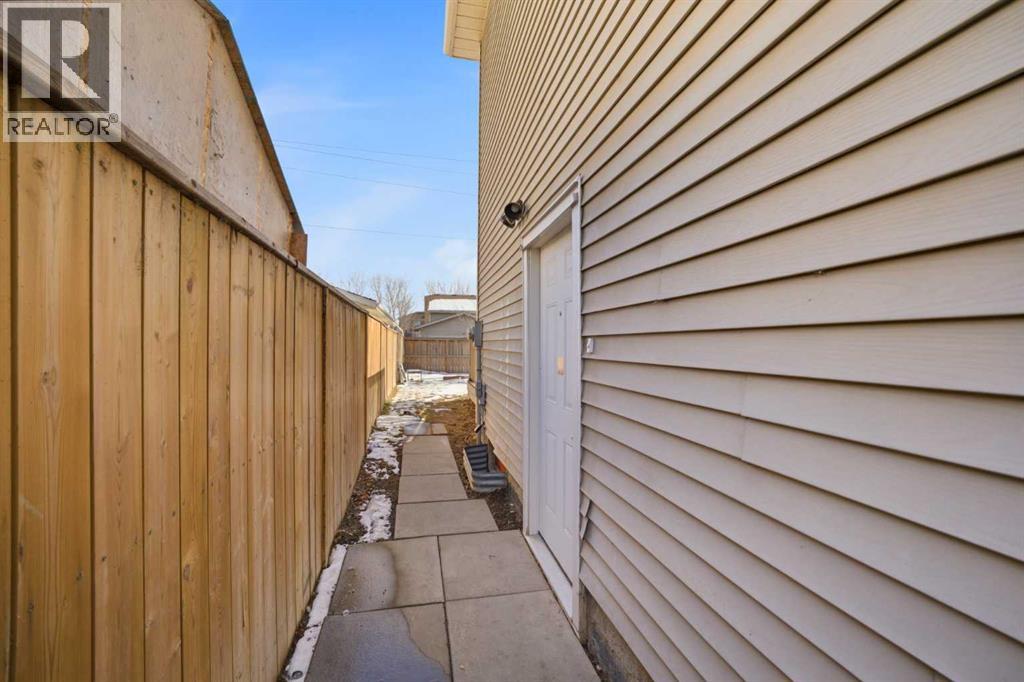 19 Appletree Close Se, Calgary, Alberta  T2A 7J1 - Photo 4 - A2321710