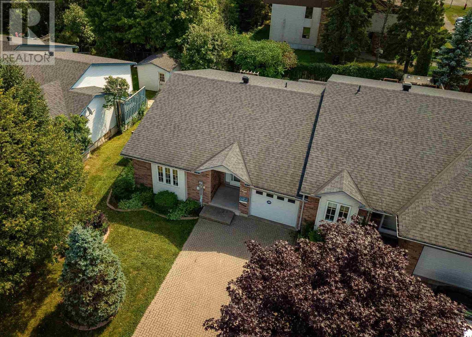 27 Village Ct, Sault Ste. Marie, Ontario  P6B 6J8 - Photo 3 - SM262385