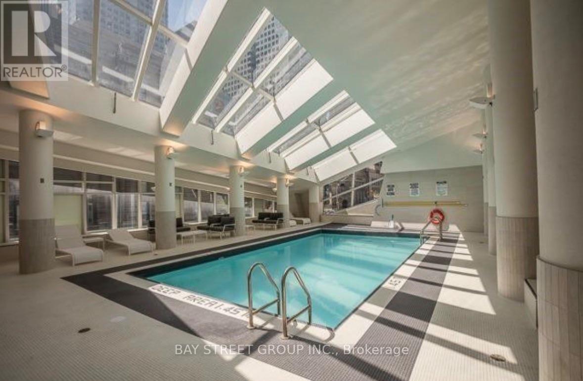 1601 - 8 The Esplanade Avenue, Toronto, Ontario  M5E 0A6 - Photo 11 - C13729082