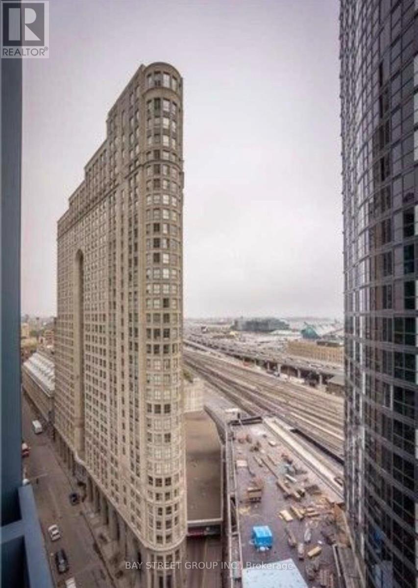 1601 - 8 The Esplanade Avenue, Toronto, Ontario  M5E 0A6 - Photo 3 - C13729082