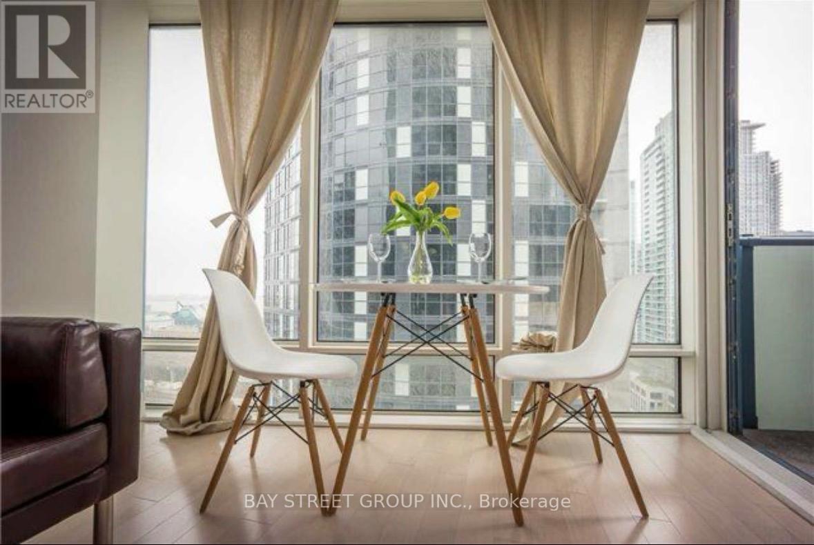 1601 - 8 The Esplanade Avenue, Toronto, Ontario  M5E 0A6 - Photo 4 - C13729082