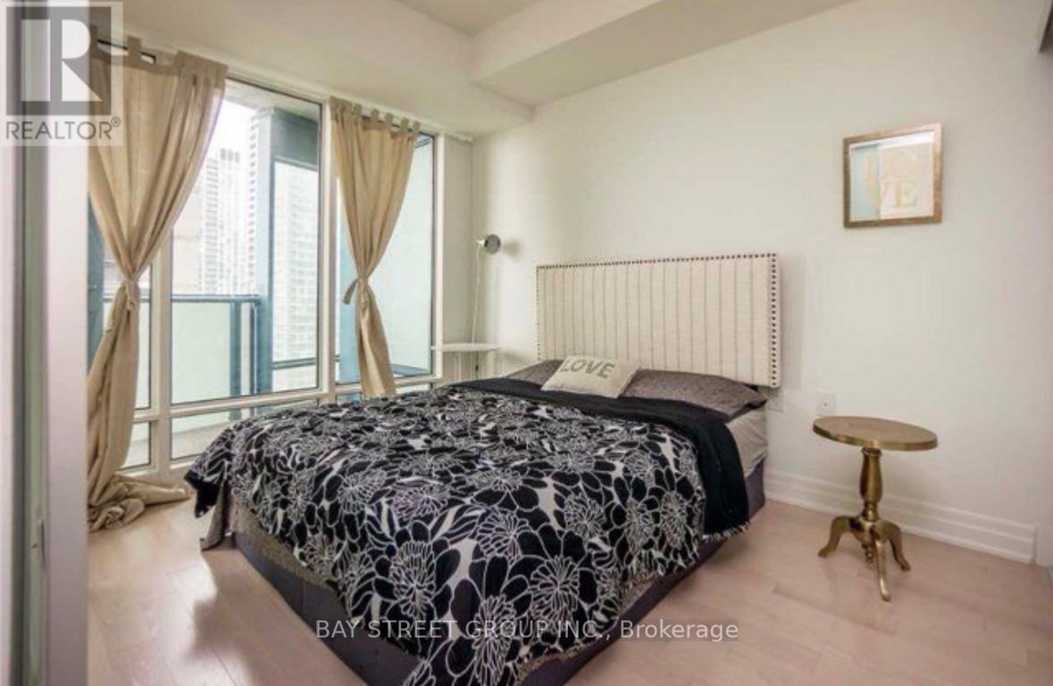 1601 - 8 The Esplanade Avenue, Toronto, Ontario  M5E 0A6 - Photo 8 - C13729082