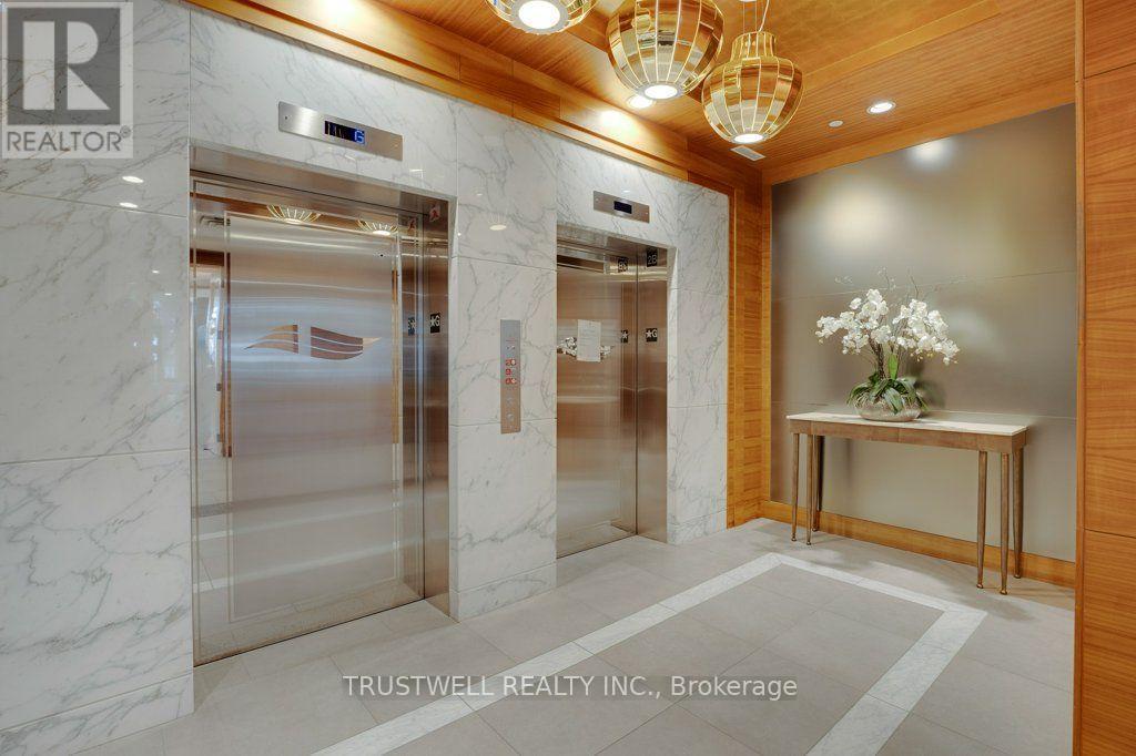 720 - 3500 Lakeshore Road W, Oakville, Ontario  L6L 0B4 - Photo 2 - W13719768