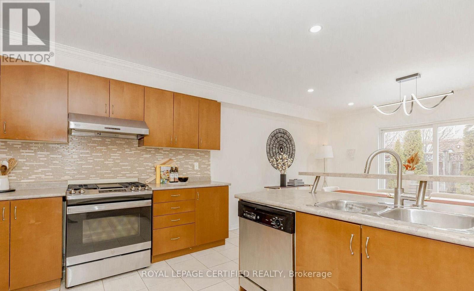 2452 Pathfinder Drive, Burlington, Ontario  L7L 6X9 - Photo 17 - W13729008