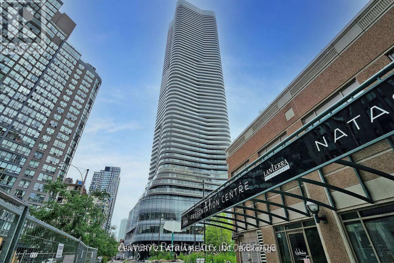 5213 - 11 Wellesley Street W, Toronto, Ontario  M4Y 1E8 - Photo 2 - C13728984