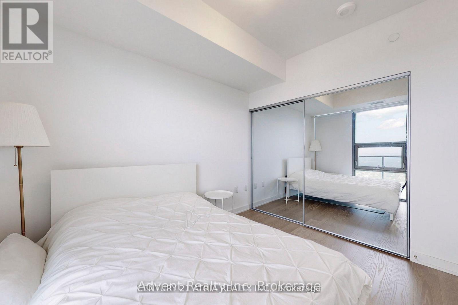 5213 - 11 Wellesley Street W, Toronto, Ontario  M4Y 1E8 - Photo 13 - C13728984