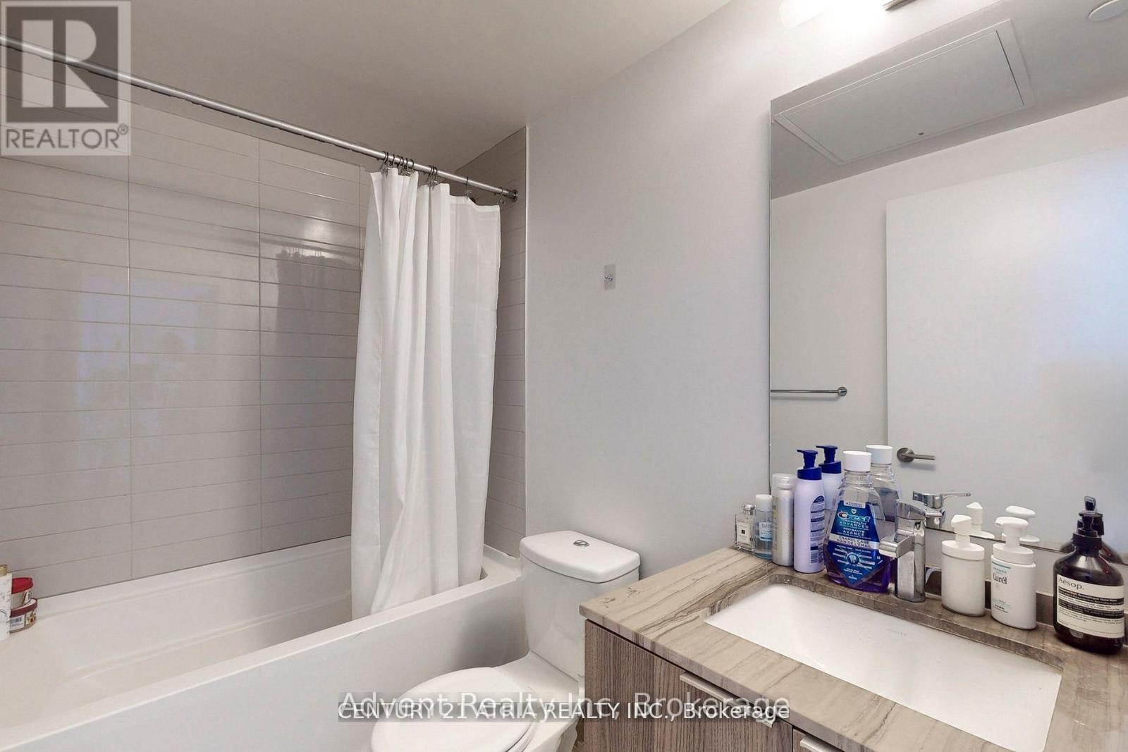 5213 - 11 Wellesley Street W, Toronto, Ontario  M4Y 1E8 - Photo 15 - C13728984