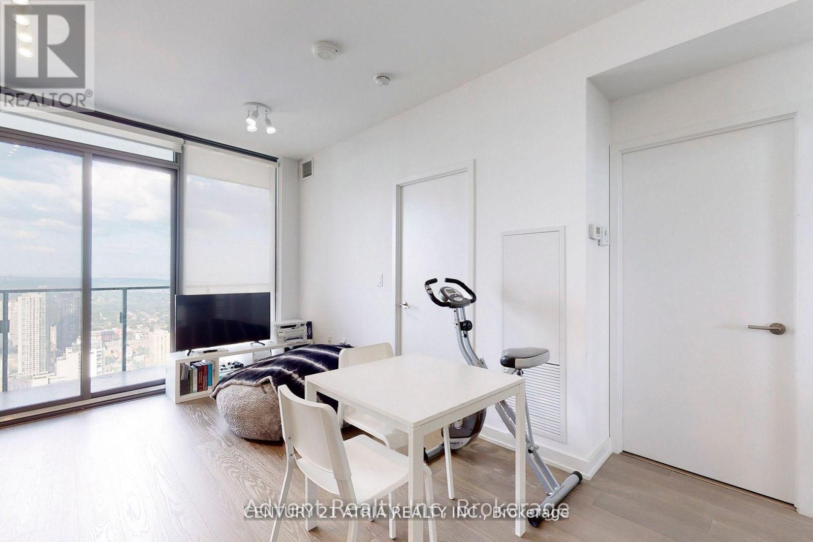 5213 - 11 Wellesley Street W, Toronto, Ontario  M4Y 1E8 - Photo 3 - C13728984