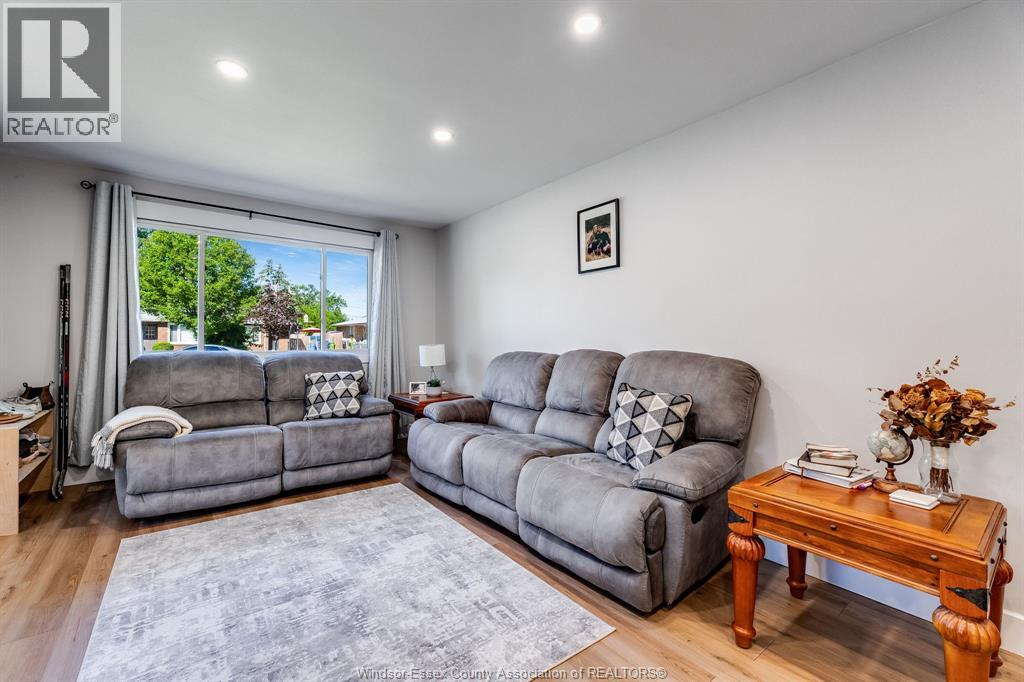 24 Donald, Leamington, Ontario  N8H 4J3 - Photo 4 - 26021216