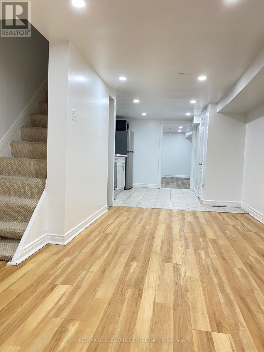 LOWER - 472 LANSDOWNE AVENUE