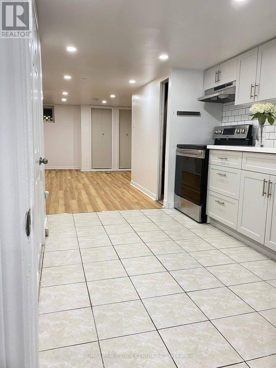 Lower - 472 Lansdowne Avenue, Toronto, Ontario  M6H 3Y3 - Photo 10 - C13729214
