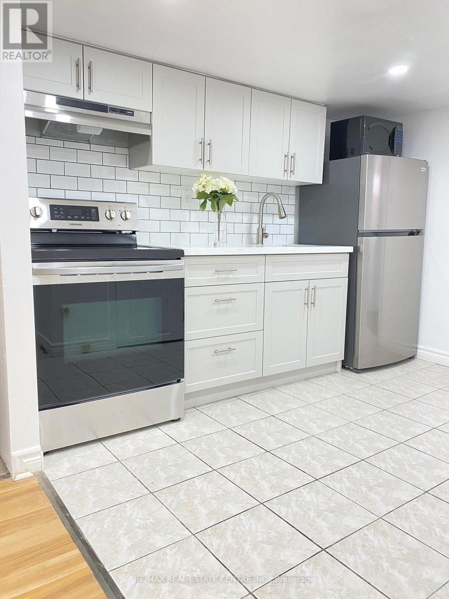 Lower - 472 Lansdowne Avenue, Toronto, Ontario  M6H 3Y3 - Photo 11 - C13729214
