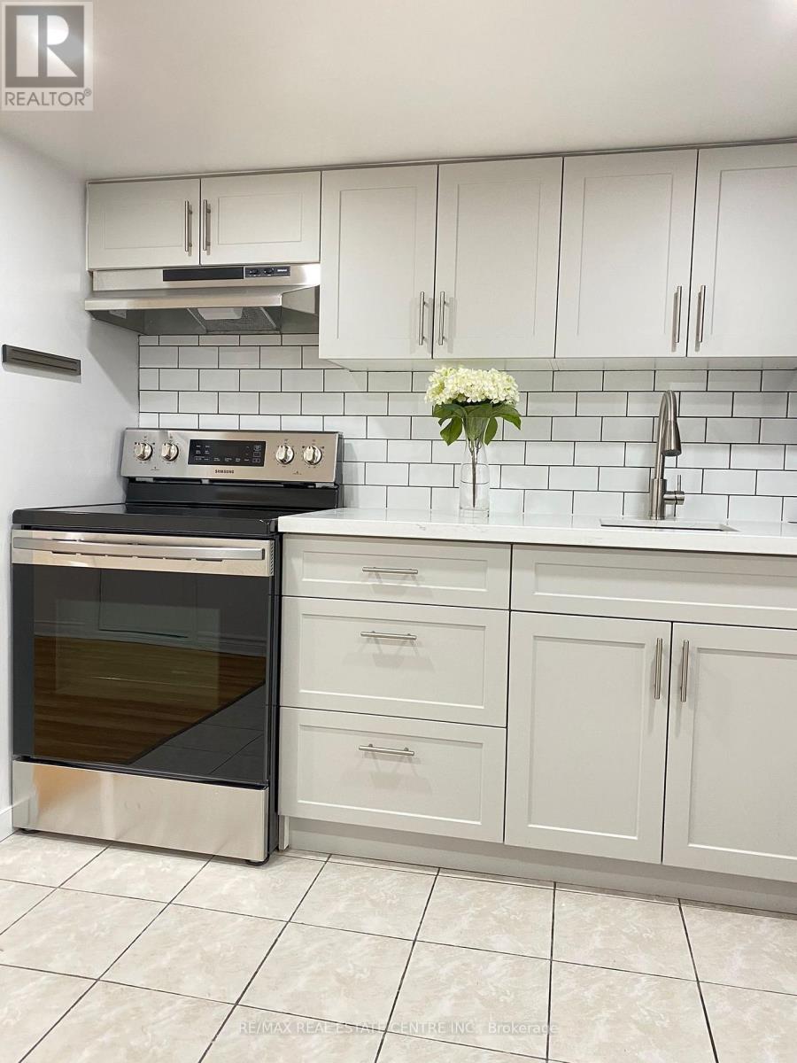 Lower - 472 Lansdowne Avenue, Toronto, Ontario  M6H 3Y3 - Photo 12 - C13729214