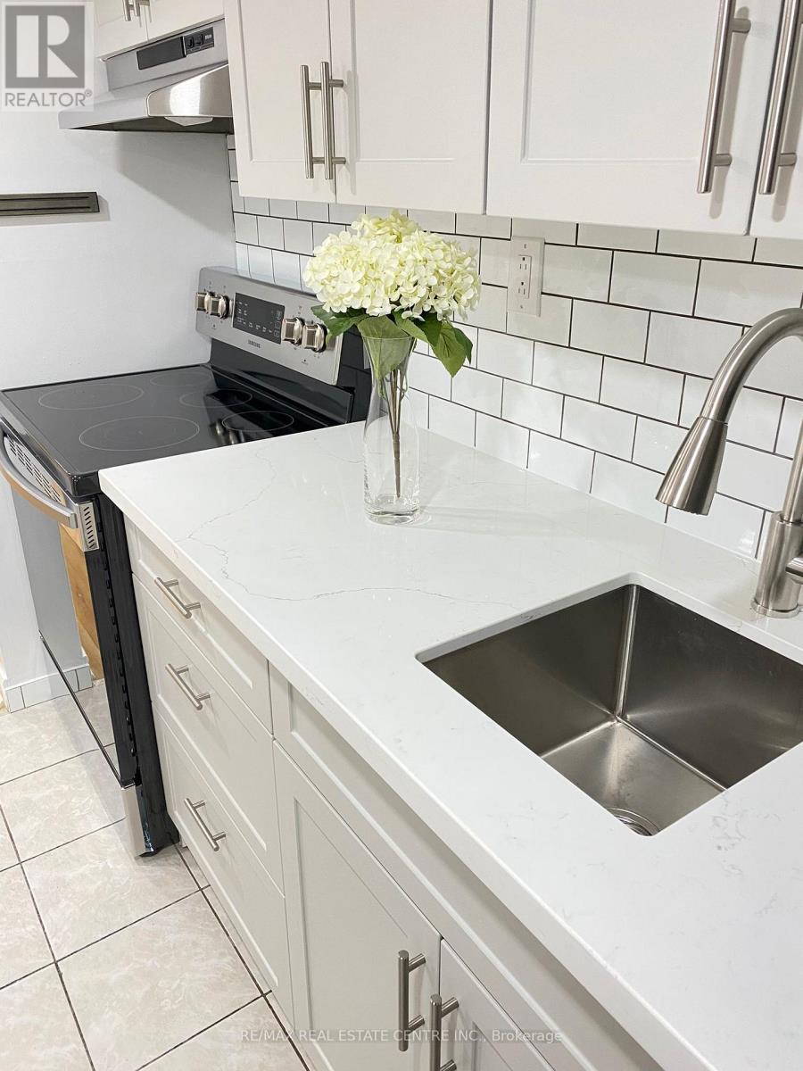 Lower - 472 Lansdowne Avenue, Toronto, Ontario  M6H 3Y3 - Photo 13 - C13729214
