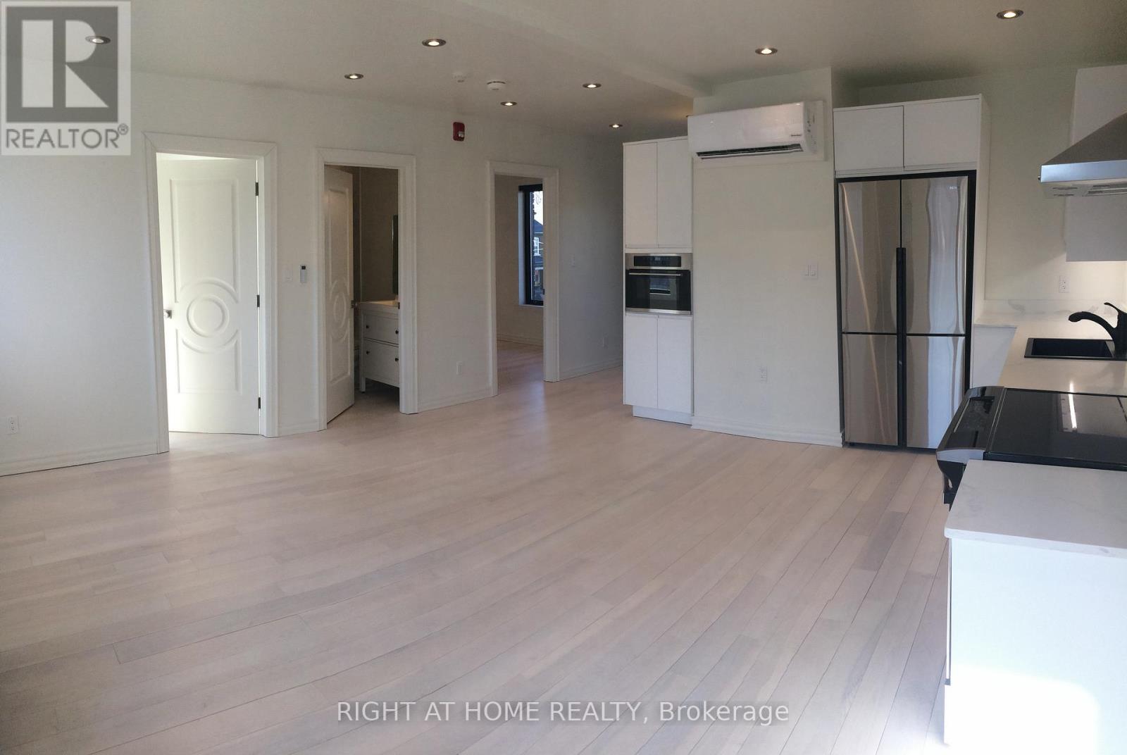 4 - 843 Main Street E, Hamilton, Ontario  L8M 1L8 - Photo 2 - X13729240