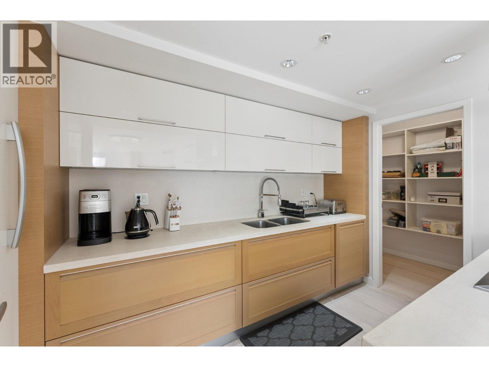 305 8 Smithe Mews, Vancouver, British Columbia  V6B 0A5 - Photo 8 - R3160133