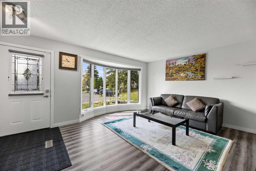 8035 Huntwick Crescent Ne, Calgary, Alberta  T2K 4H7 - Photo 5 - A2338472