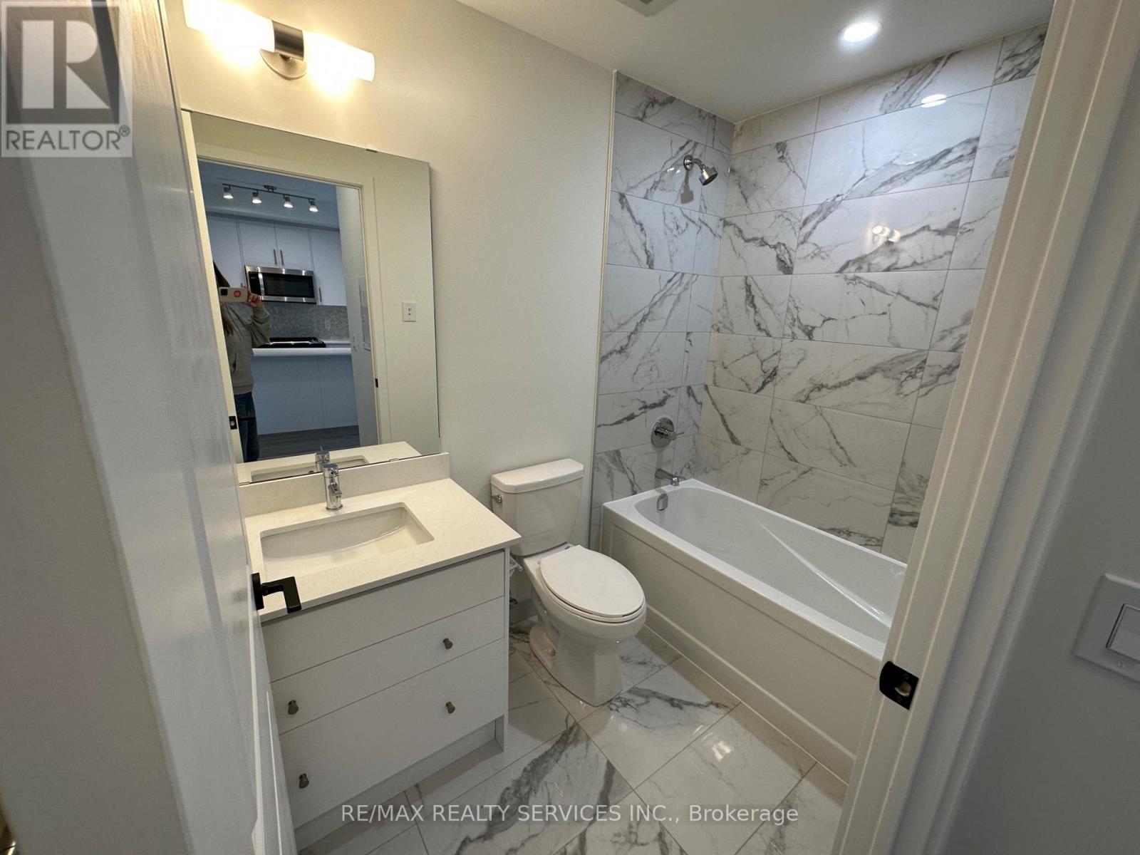 1304 - 345 Wheat Boom Drive, Oakville, Ontario  L6H 7X4 - Photo 10 - W13729352