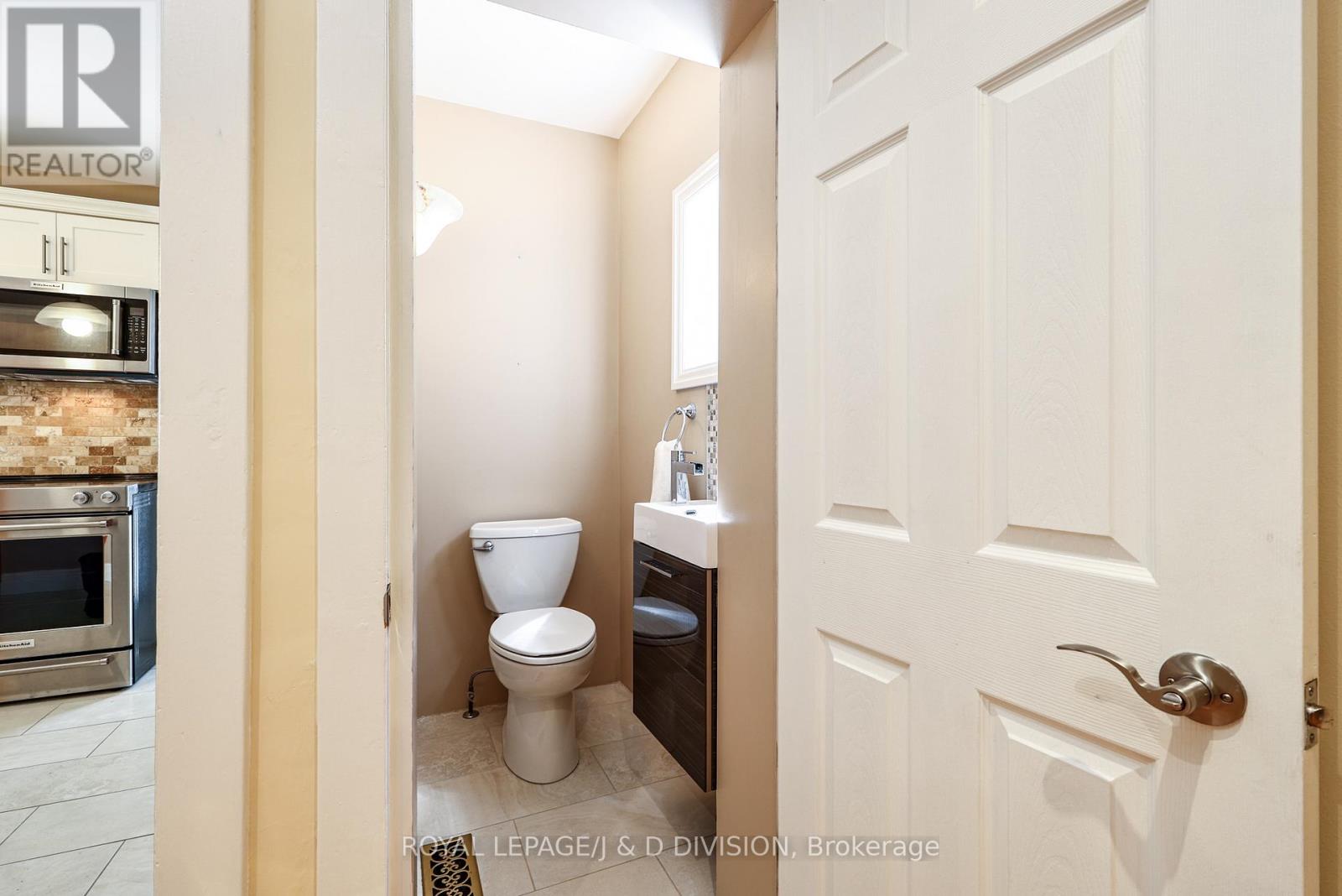 553 Runnymede Road, Toronto, Ontario  M6S 2Z8 - Photo 9 - W13729356