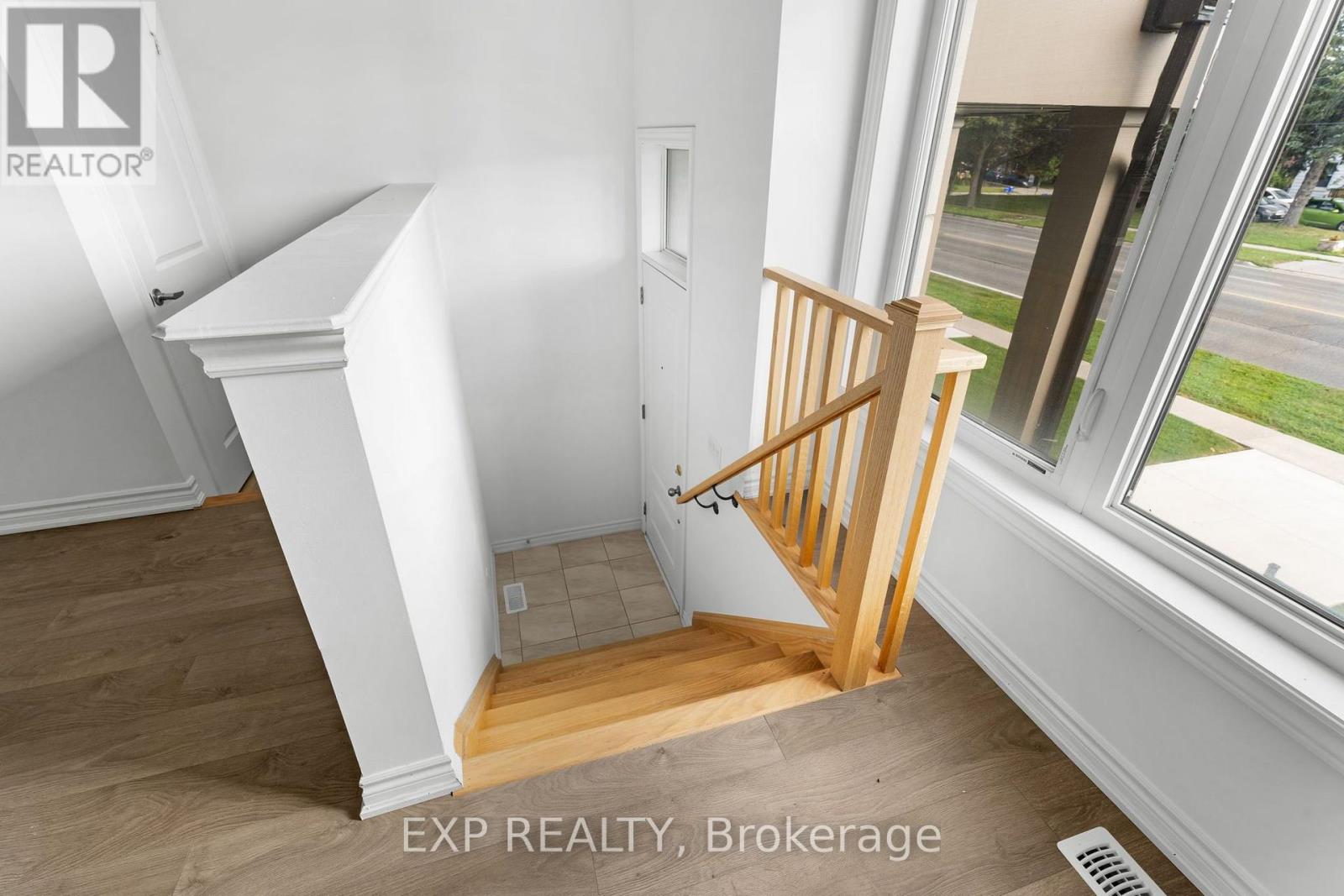 388 Okanagan Path, Oshawa, Ontario  L1H 0B1 - Photo 5 - E13729404