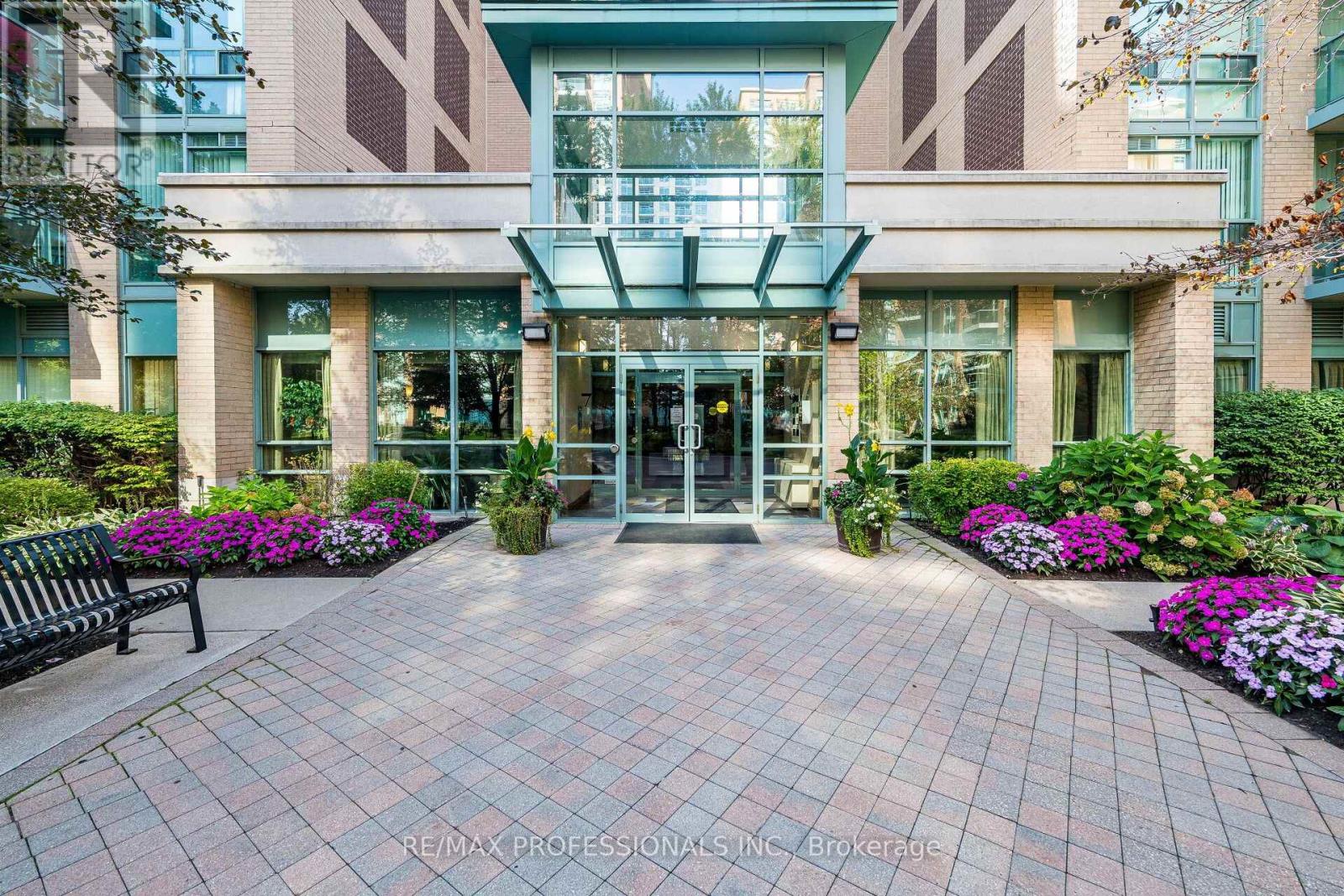 101 - 7 Michael Power Place, Toronto, Ontario  M9A 0A4 - Photo 2 - W13729476