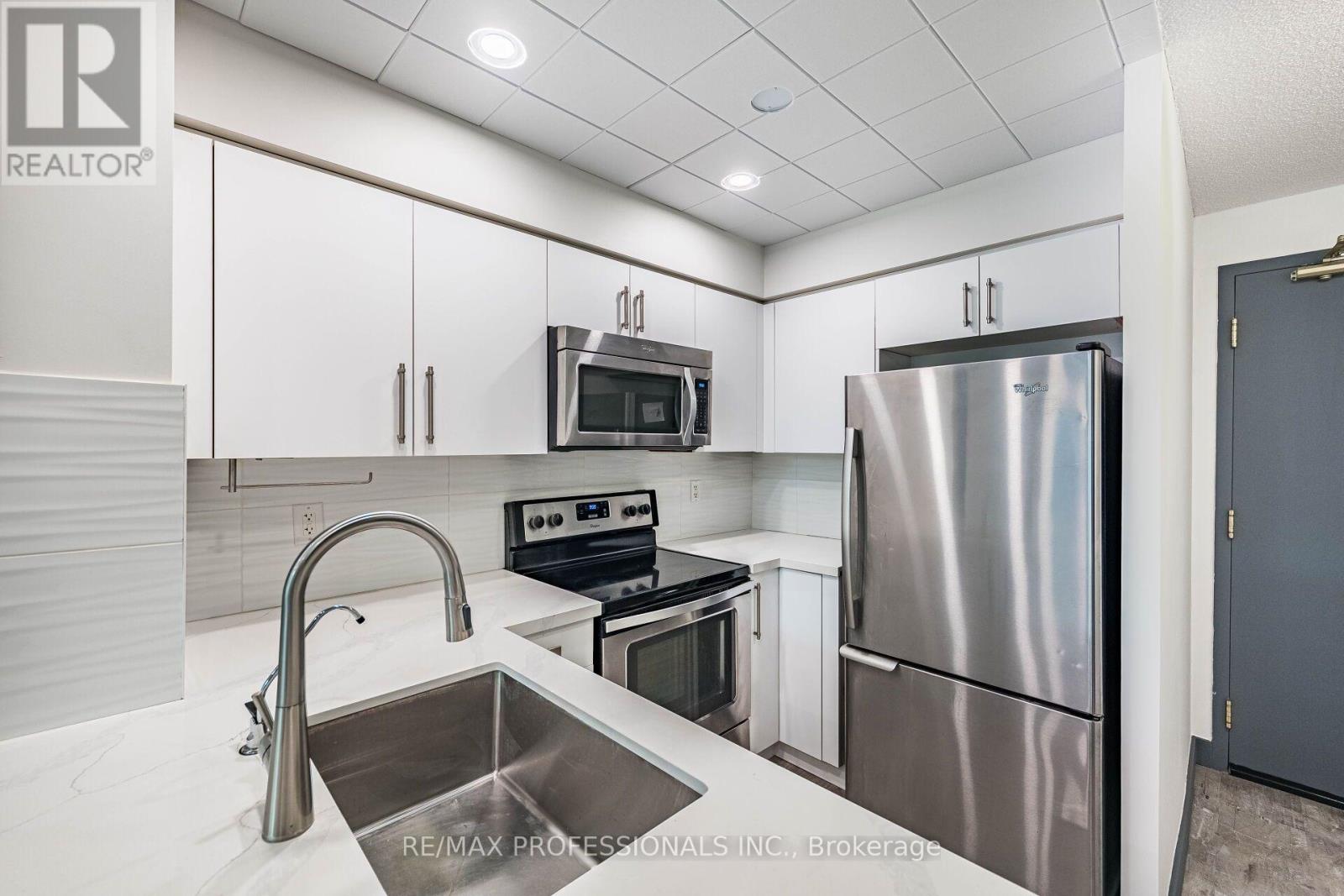 101 - 7 Michael Power Place, Toronto, Ontario  M9A 0A4 - Photo 6 - W13729476
