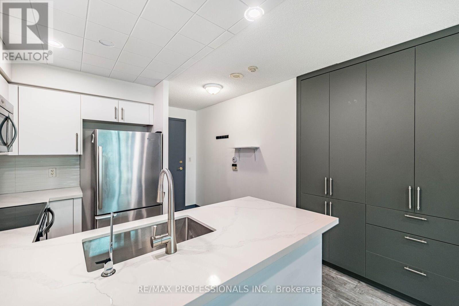 101 - 7 Michael Power Place, Toronto, Ontario  M9A 0A4 - Photo 9 - W13729476