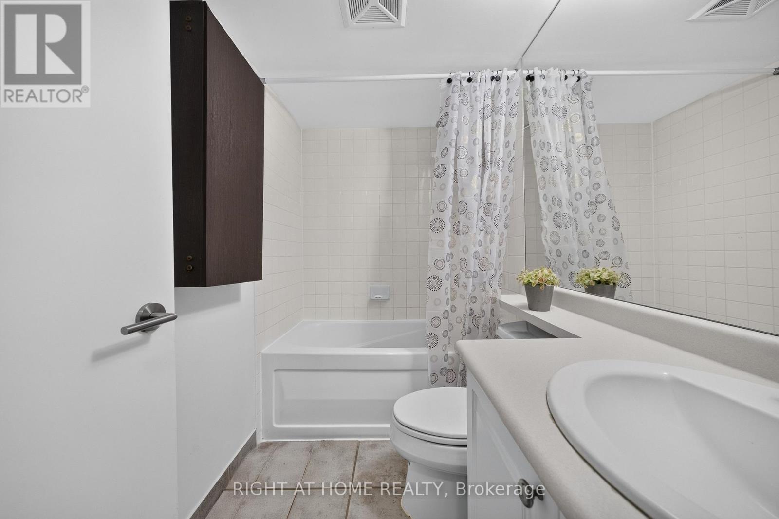 321 - 231 Fort York Boulevard, Toronto, Ontario  M5V 1B2 - Photo 19 - C13729504